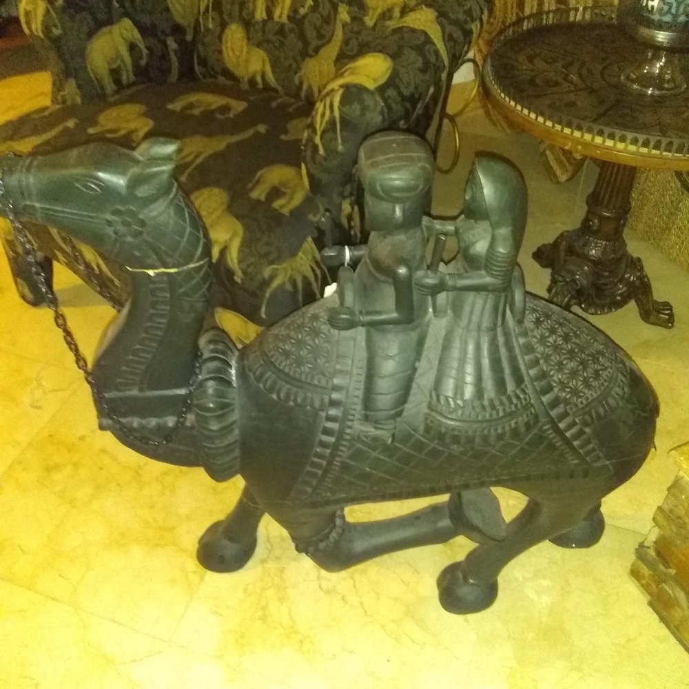 Camel statue with husband and wife riding